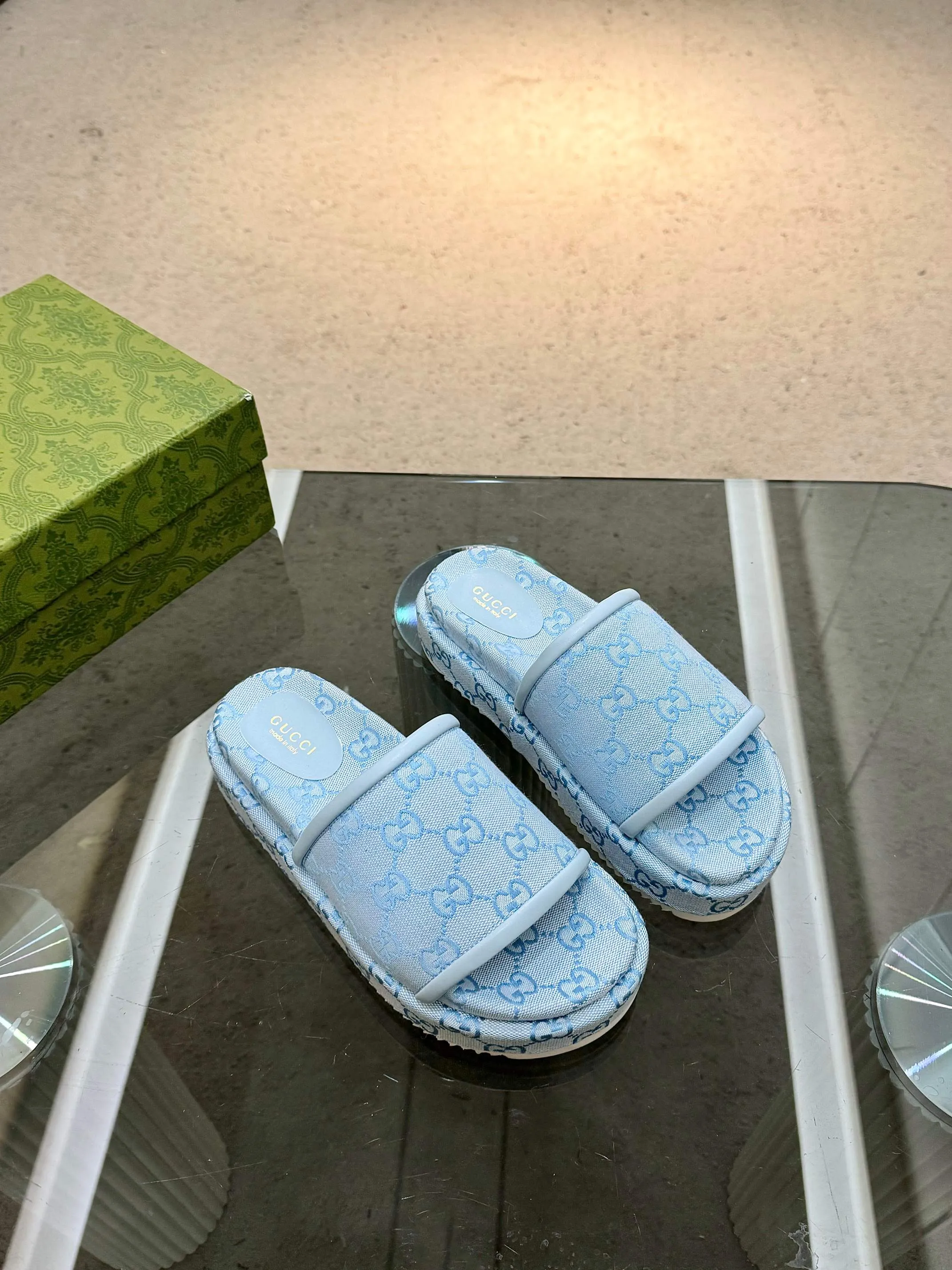 👟👟Ex-factory price 400👟👟 Shipped all year round, Gucci's latest limited edition thick-soled slippers. Top quality for sale. Purchase genuine product for development. The material and workmanship are consistent with the original. Upper: original special printing process. Lining: dyed sheepskin. Outsole: Italian private model outsole. Size: 35-43M standard size. 41, 42, 43 are also customized and cannot be returned. Sole thickness: 5.5cm. Forefoot 4cm.
